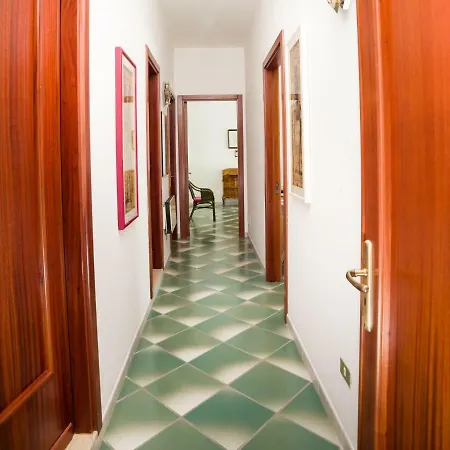 Sul Lungomare Con Terrazzo Hébergement de vacances *
